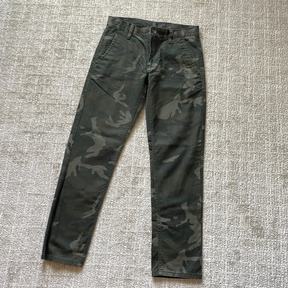 NWOT Old Navy Camo Pants, Khaki fabric in Camo print, Straight Leg, 28 x 30